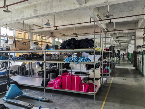 艾森絲服飾 匠心織就時(shí)尚，品質(zhì)鑄就品牌——探訪現(xiàn)代化服裝廠車間